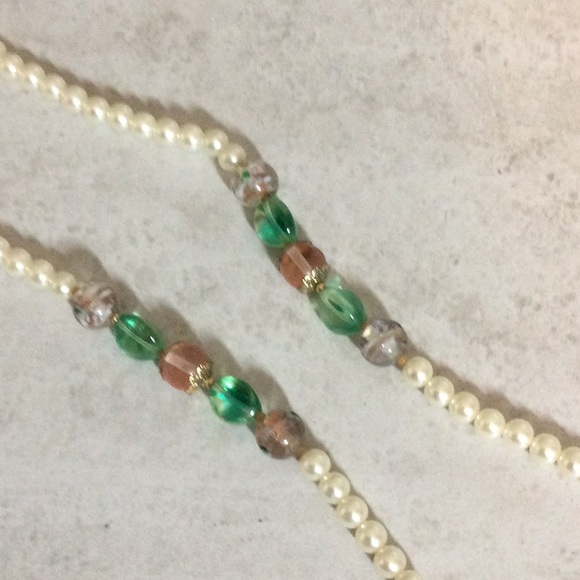 10” Pearl with green, pink, clear beads necklace - Picture 5 of 6